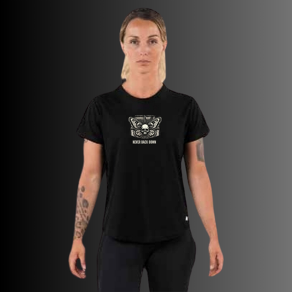 T-SHIRT FEMME “NEVER BACK DOWN” ÉDITION LIMITÉE