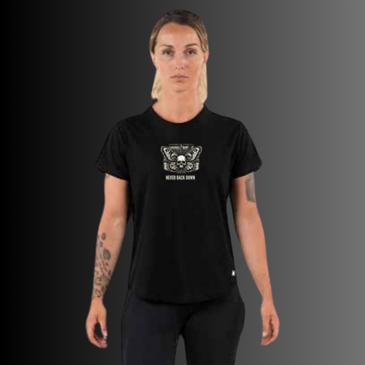 T-SHIRT FEMME “NEVER BACK DOWN” ÉDITION LIMITÉE